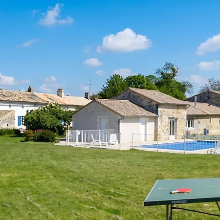 Maison Charmante A Avec Piscine Partagee Holiday home Saint-Vincent-la-Chatre