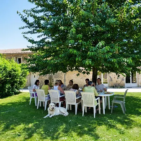 Semesterbostad Maison Charmante A Avec Piscine Partagee